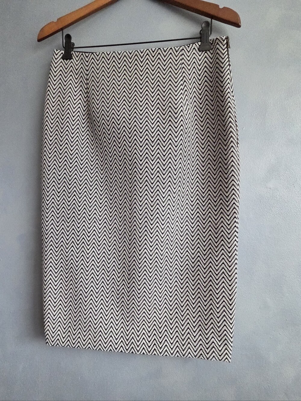 JUDITH & CHARLES BLACK, WHITE HERRINGBONE PENCIL SKIRT, SIZE 8